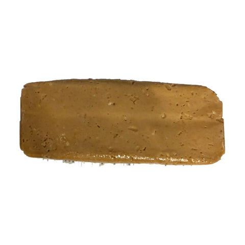 Barra de turrón de ajonjolí Pintón desenvuelta sobre fondo blanco